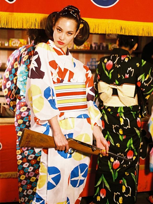 水原希子终于又扎马尾辫，却在刘海上卷个圈，这复古审美没谁了！