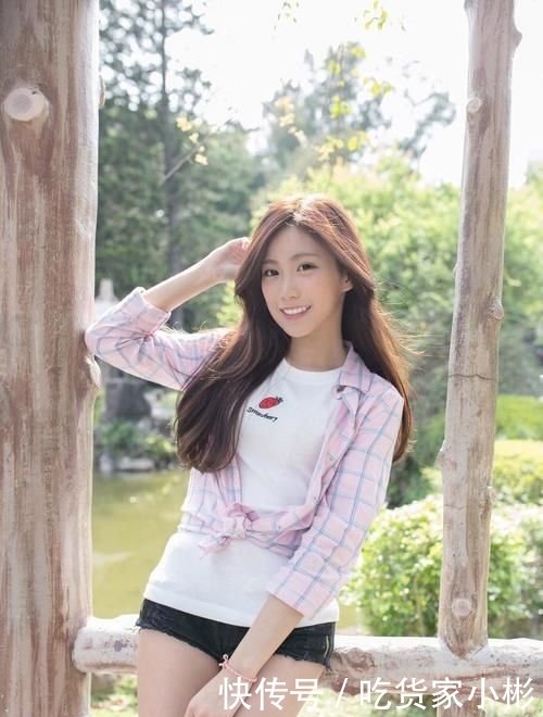 美女：站在哪哪就有水灵灵的气息！，牛仔裤美女大概是因为年纪小的缘故