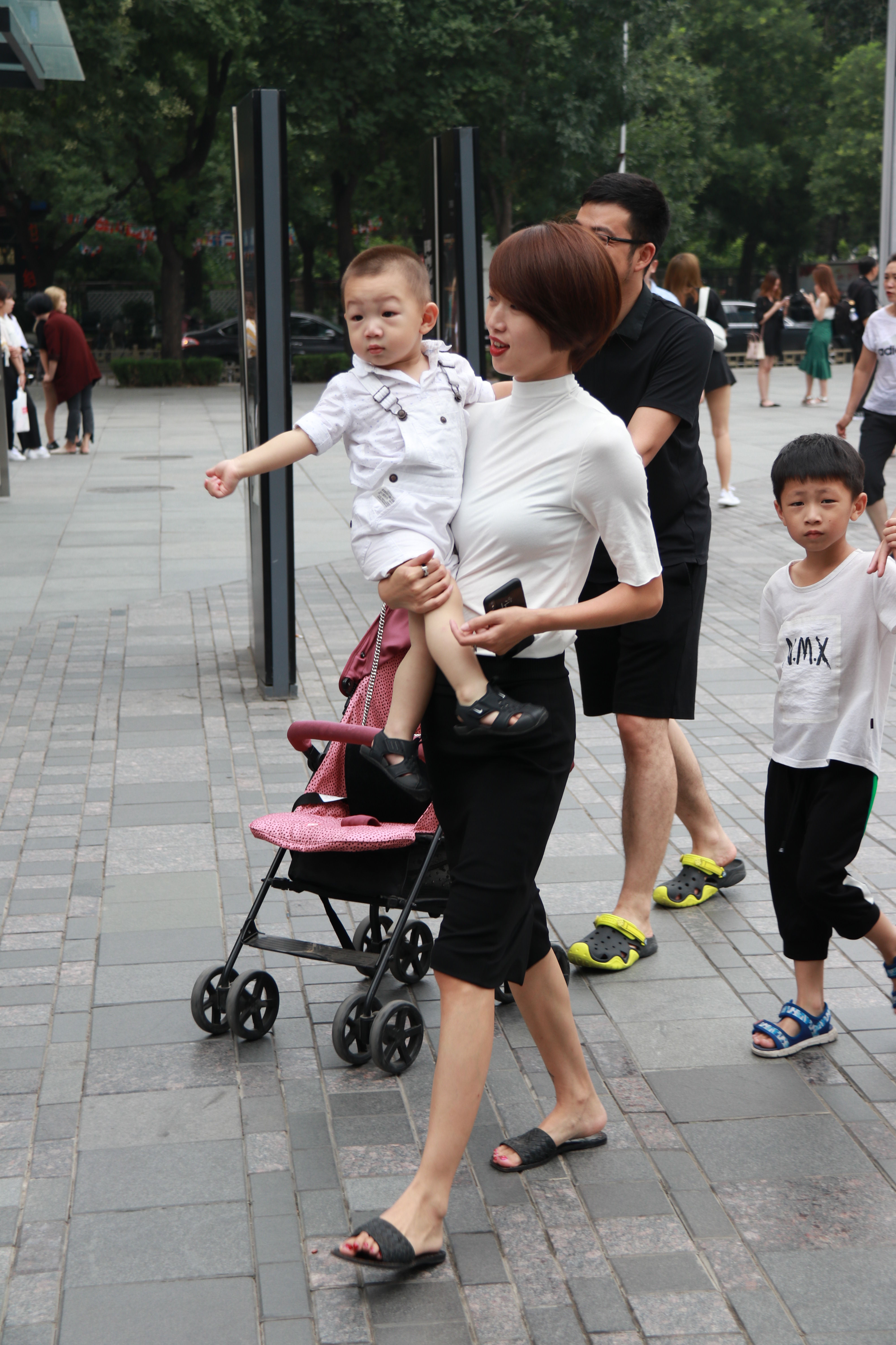 街拍北京，街头好看的美女穿搭风格多种多样，你最喜欢哪一种?