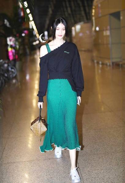 沈月雪莉何穗撞衫 同款绿色长裙谁更美?