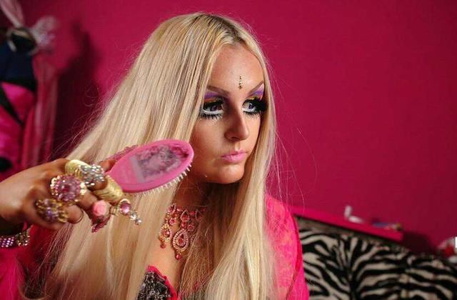 女孩自己变成芭比娃娃，每天化妆4小时，被侵害后的自暴自弃？