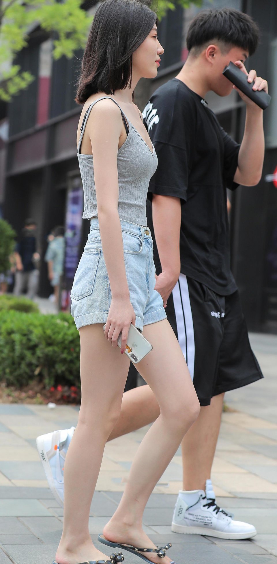 气质小姐姐热裤分分钟秀出好身材，依偎在男友怀里很是甜蜜