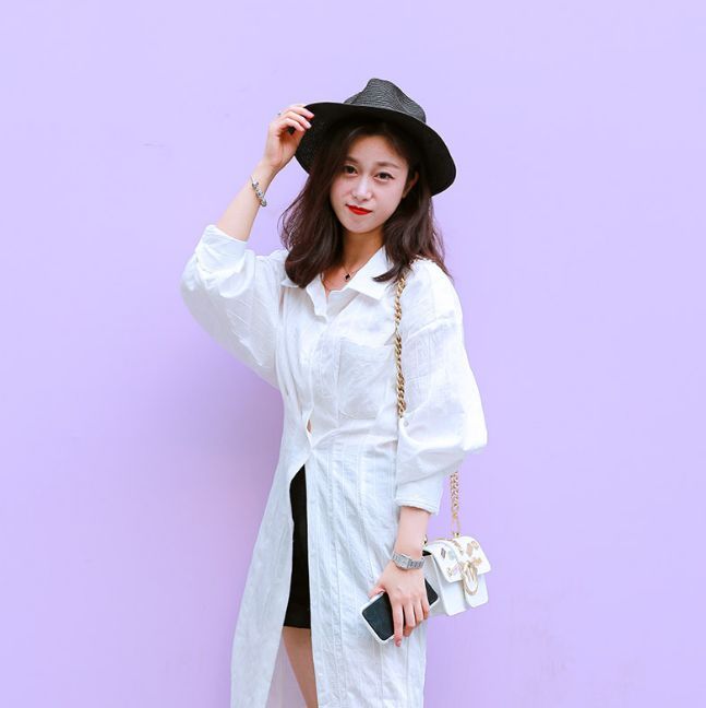 街拍时尚美女：小姐姐一身打扮时尚大方，完美身材同时又展现女人