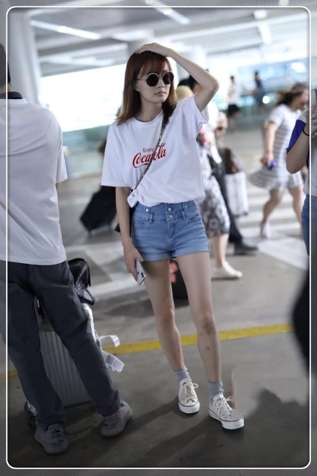 徐璐也是厉害!穿条紧身短裤去机场，满腿疙瘩惹遐想!