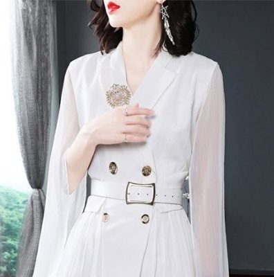 70后小姨真会打扮，比旗袍洋气百倍的西服+烟管裤!满满女人味