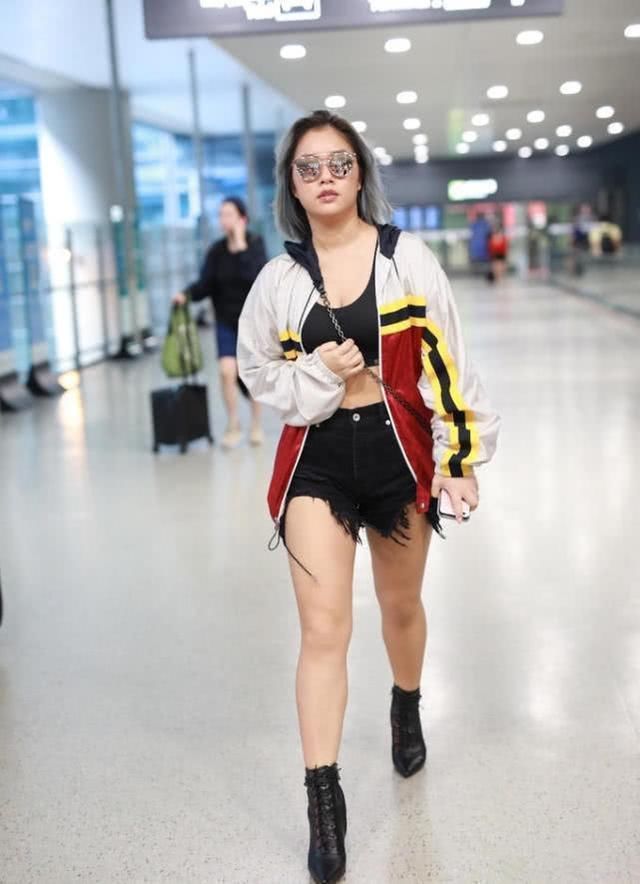 全靠自信，王菊硬是将露肩“乞丐装”穿出了时尚感来！