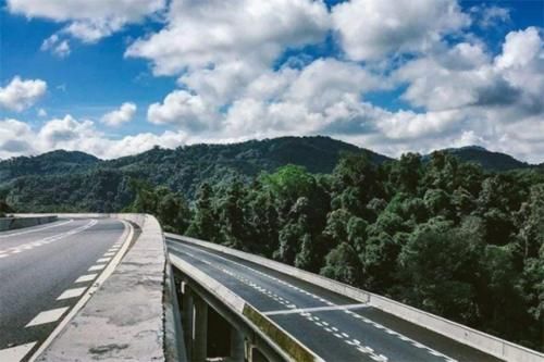  【高速】中国最特殊的高速公路，横跨三个国家，高速的终点让人