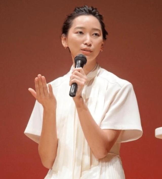  「出轨」东出昌大出轨后首亮相，承认和唐田分手，被问爱谁思考良久不作答