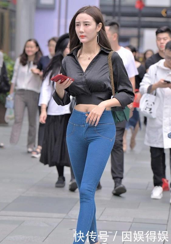 「错过」美女街拍:紧身衣搭配牛仔裤,不能错过的百搭单品