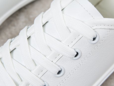 高跟鞋穿腻了，试试下面这几款小白鞋，超级百搭还特洋气还不磨脚