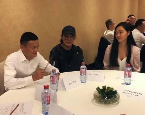 李连杰@带大女儿跟马云聚餐，一桌子人一个比一个时尚，李连杰蓄起了长发