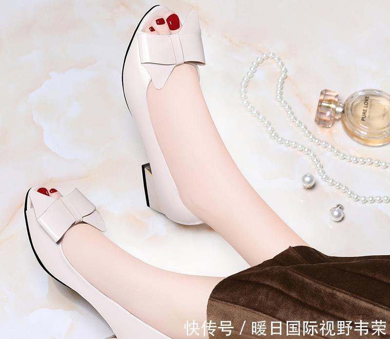  女人■中年女人尽量少穿高跟鞋！这几款妈妈鞋近期很流行，特别柔软舒服