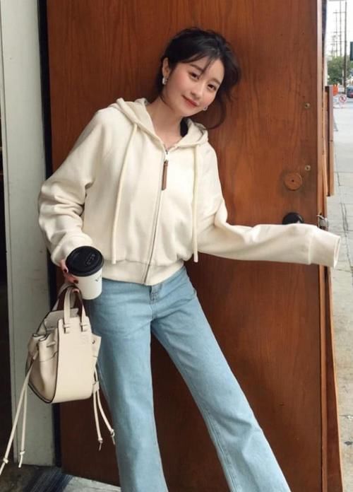  「时髦」牛仔裤怎么搭好看？穿对了就是小仙女，学会这样搭配不时髦都难！