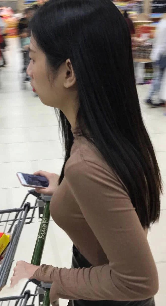 时尚穿衣 性感的女朋友逛商场，小皮裙黑丝袜皮肤白，长得很漂亮