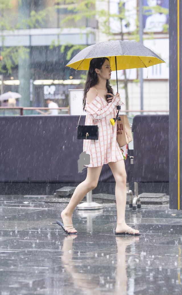 街拍：美女五官精致，穿衣时髦，能娶回家是一种福气