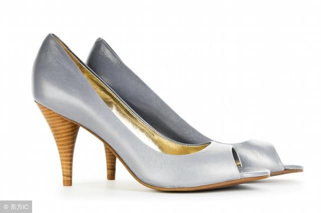 不是所有的高跟鞋都能搭配超短裙和丝袜，这些不仅显高还高贵