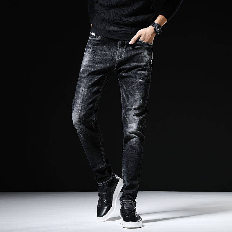 秋天就别穿短裤了，试试当季新款牛仔裤，不冷不热正适合