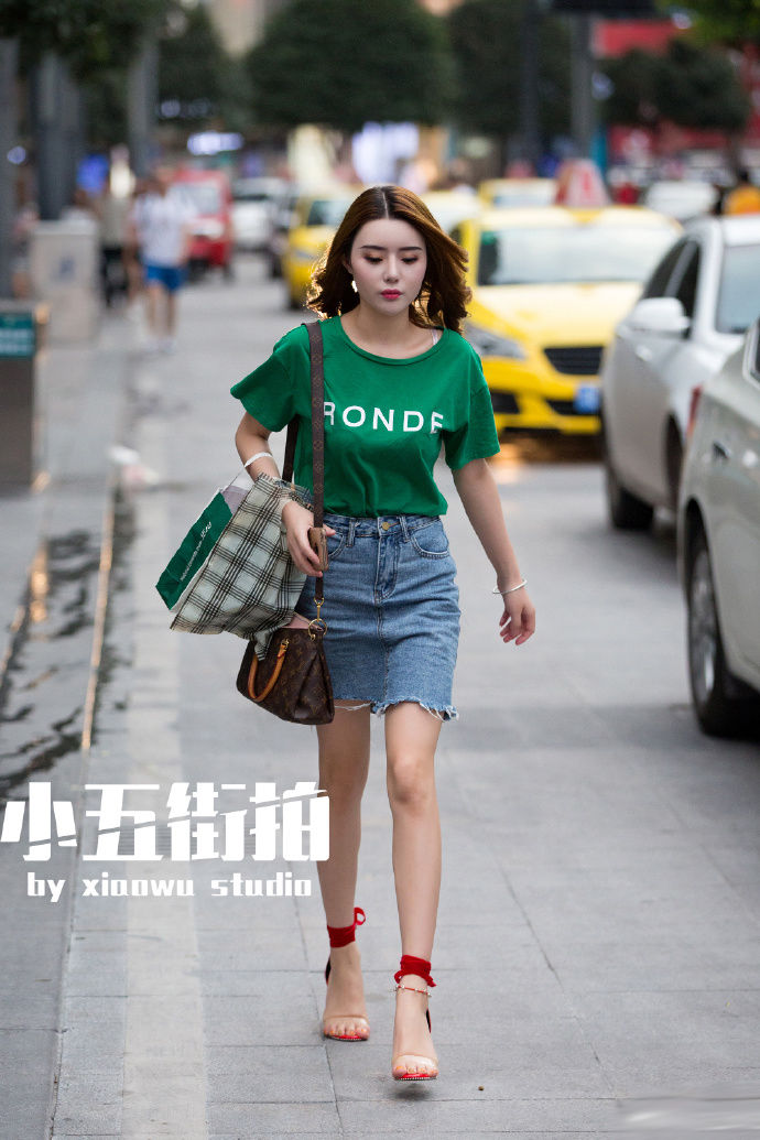 街拍成都:夏日休闲的穿衣搭配，才能体现出优雅的美!