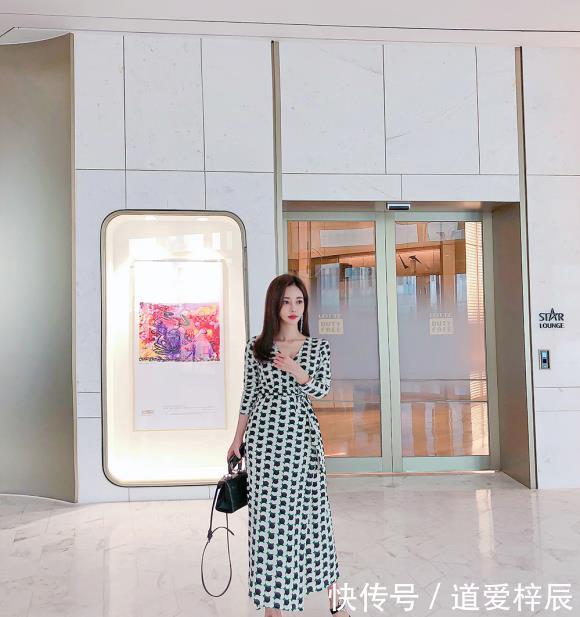  『果绿色』孙允珠果绿色印花连衣裙，显高挑身材绽放女人味