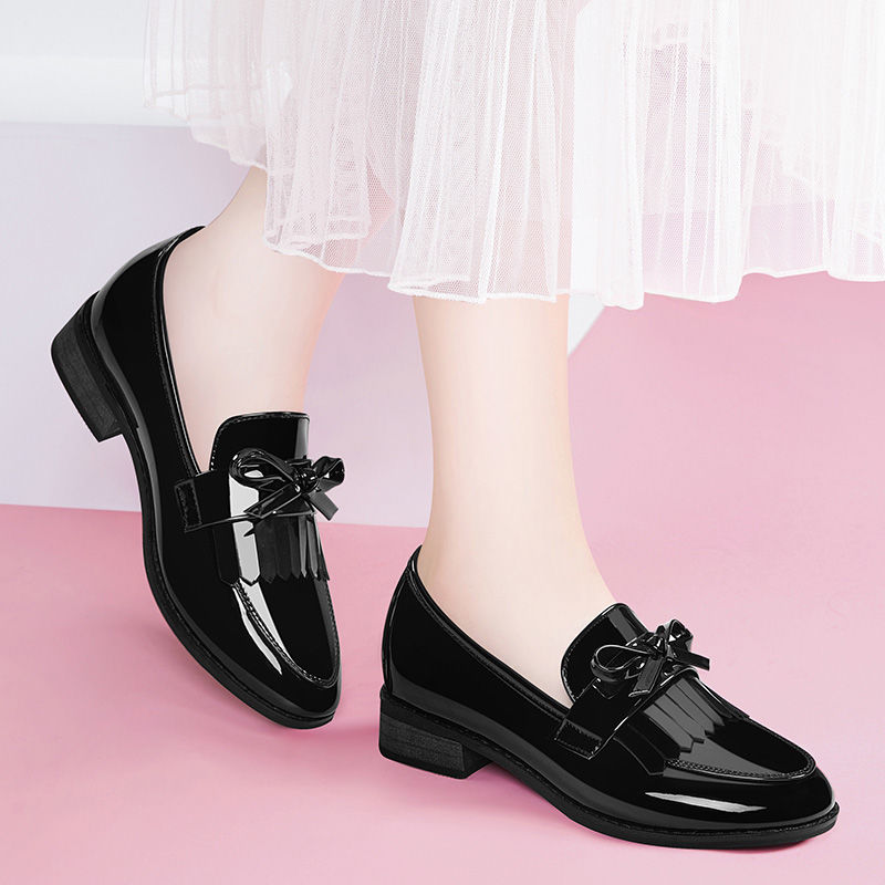 别穿凉鞋了，洋气女人今年都这样穿小皮鞋，非常流行，很有女人味