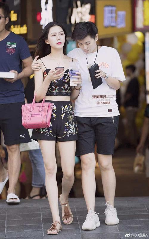 街拍:哎呀,穿绿色吊带裙的美女小姐姐看镜头的样子,让我害羞了