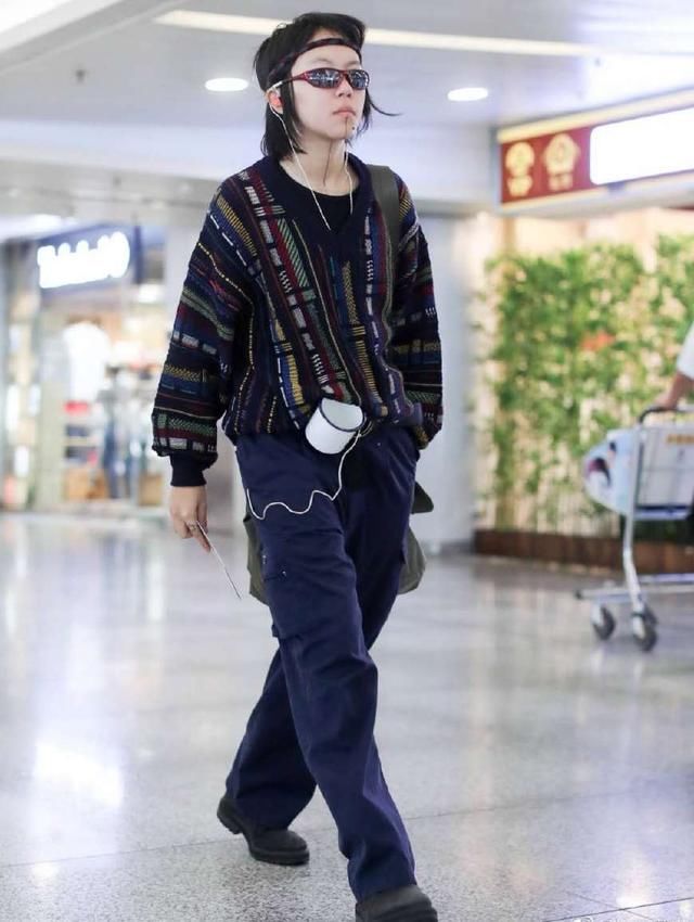 窦靖童简直了，又在裤腰带上挂茶杯，网友：这时尚看不懂