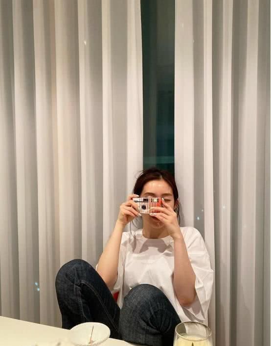  『短袖』有没有什么比裴珠泫的乳白色短袖更平时？配搭黑色裤子，休闲娱乐又时髦