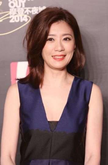 贾静雯现活动,皱纹明显气质优雅,网友:这才是43岁该有的样子