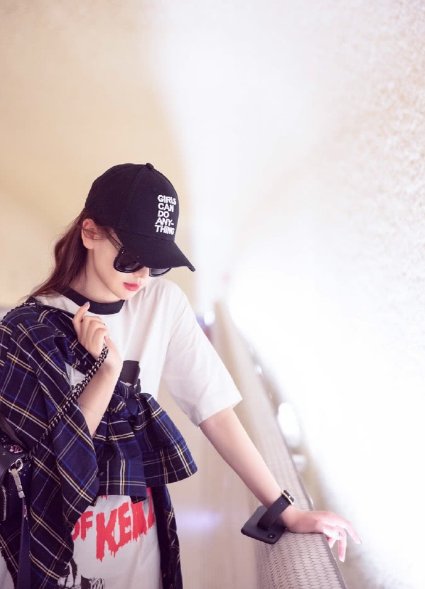 戚薇身穿裙子大秀美腿，不像是已经当妈的人