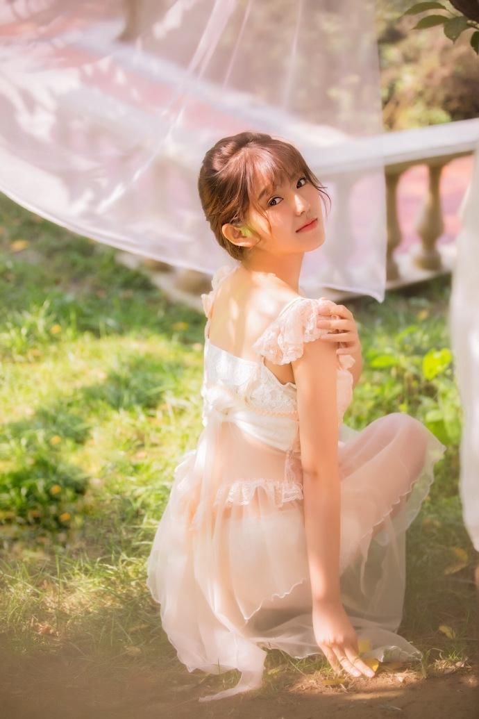 性感甜美少女透视薄纱撩人写真图片