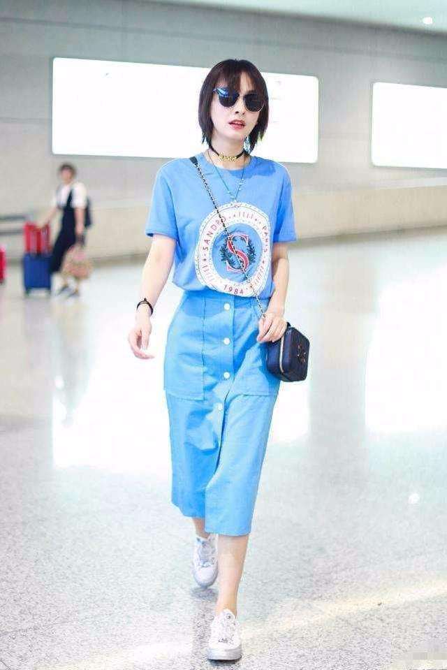 郝蕾真大胆! 穿的蕾丝连衣裙也太透明了 网友: 根本遮不住还不如