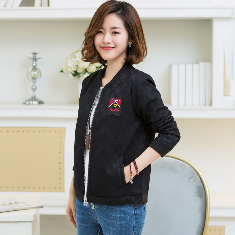 女人怕不怕冷，也别傻买羽绒服!瞧这新出薄外套，不厚不薄刚刚好