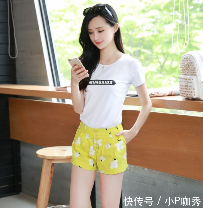 街拍：妹子穿吊带短裙，分外美丽，让人过目难忘！