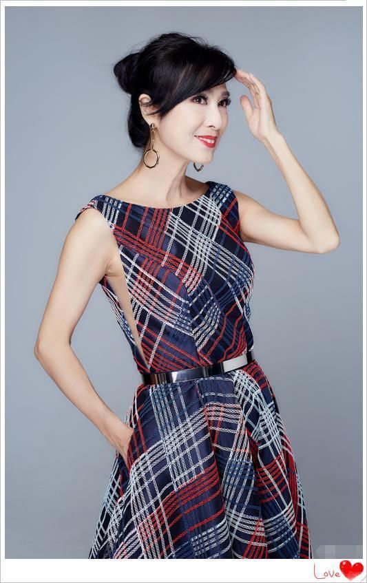 米雪不过剪了个短发，就从63岁变36岁，网友直呼：赵雅芝要让位了