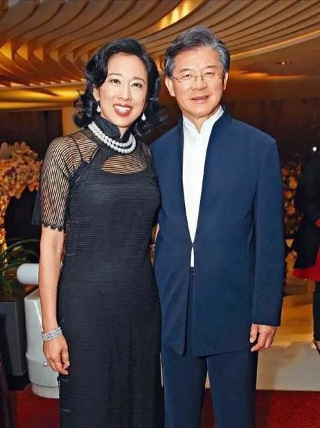  [天生]郭晶晶婆婆真是天生“贵妇脸”，穿卡其色唐装亮相，挡不住贵气感