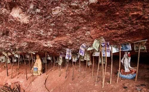 中国钱最多的山，游客在山底留下纸币无数，却没人敢拿！