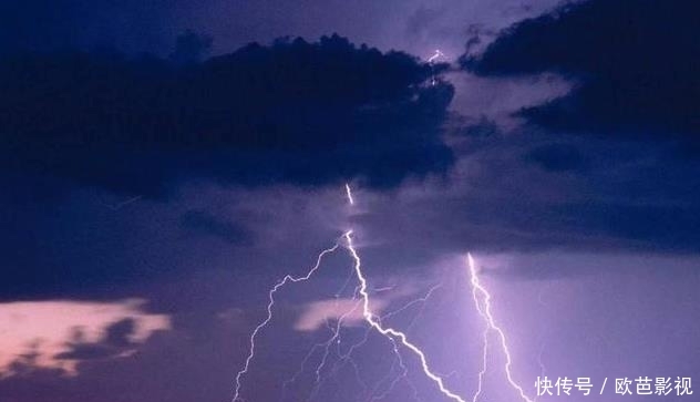 罕见天气现象！上周六在北极附近发现了几次“闪电”，引发争议