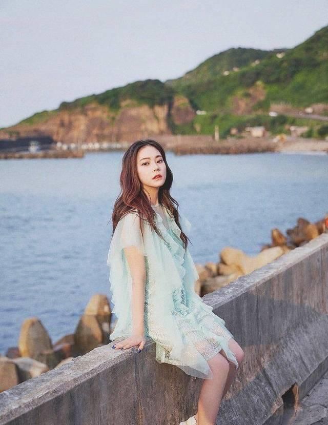 碎花:30岁以下女人都适合,清新又甜美的穿搭,减龄十足