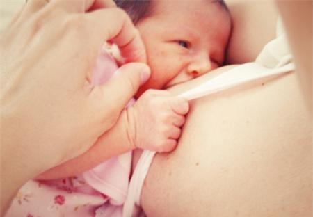想新生儿身体健康吗？妈妈应该这样喂养宝宝