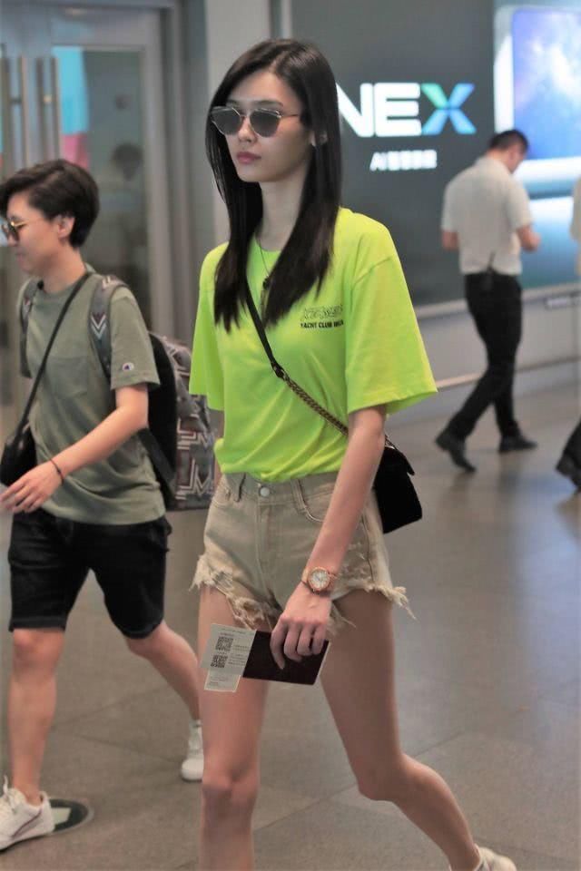 奚梦瑶又穿上了“尿不湿”短裤，将短袖扎裤子里腿又长了几公分!