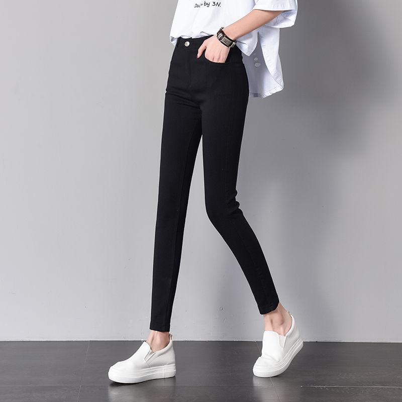 气质小姐姐穿薄款紧身裤，直筒穿没区别，男人见了更喜欢