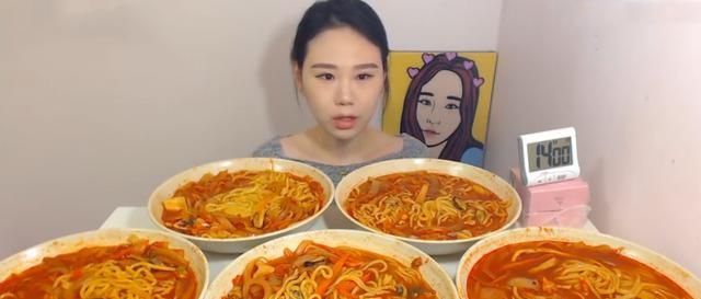面条@大胃王吃5盆“炸酱面”,喝一口汤时穿帮了,网友:我能吃10盆!