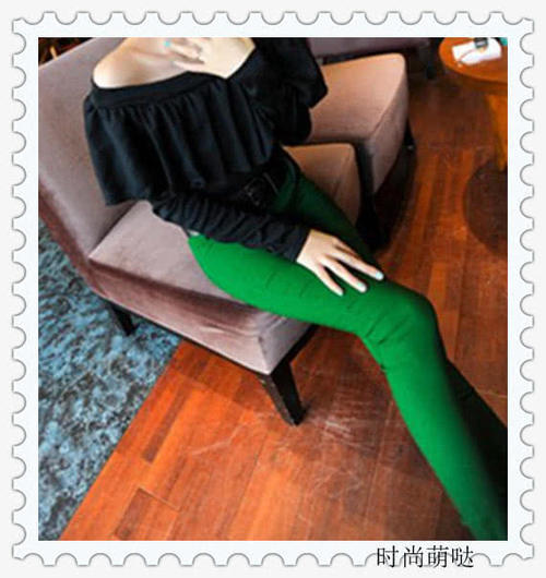 MM穿绿色紧身裤刚出门就成了焦点，成功在人群中脱颖而出