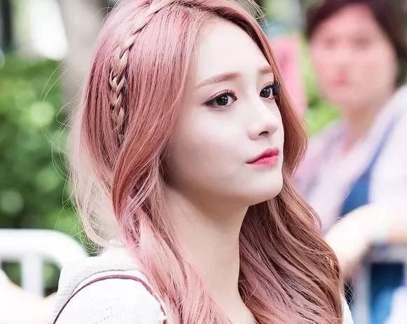 当女星染了发，周洁琼软萌，热巴美出新高度，何洁美的像个洋娃娃