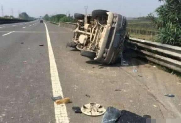 高速上行驶时，遇到石块是躲还是撞？老司机：再说最后一次，记好