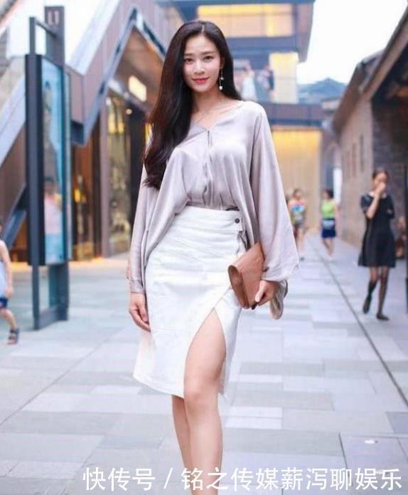  「美女」街拍美女：时髦靓丽的牛仔裙，身材曼妙，尽显小姐姐柔美气息！