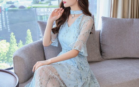 T恤衫不时兴了,如今流行蛇腰裙,搭小凉鞋,显嫩迷人,令人羡慕