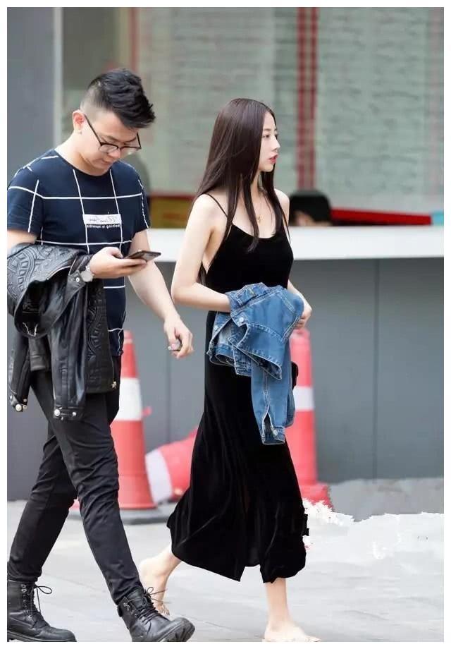 街拍：穿着干练美丽性感的小姐姐，甜美纯洁的感觉！