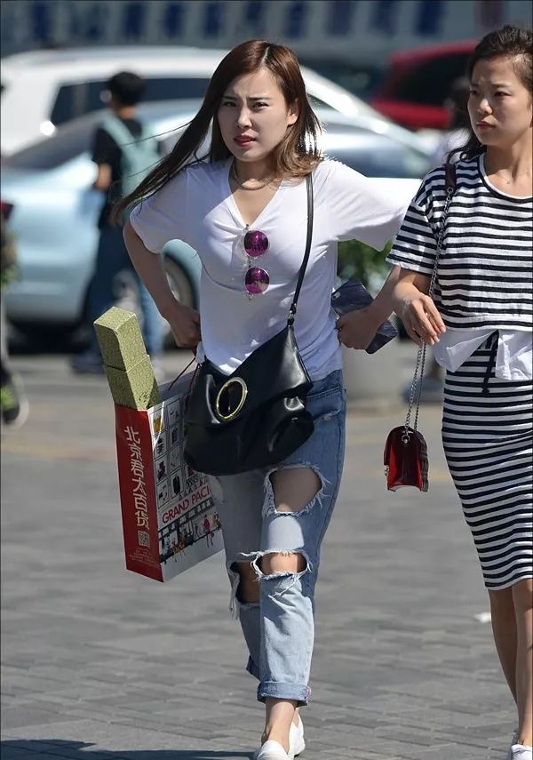 街拍美女:身材凹凸有致的性感美女!