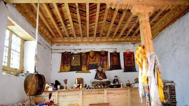 雅鲁藏布江无人区唯一一座庙，只有一个人居住，在地图上却有标记